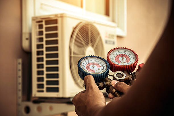 Professional Hvac technician working in Lakeshore, LA